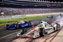 Will Power, Team Penske Chevrolet, Scott Dixon, Chip Ganassi Racing Honda pit stop