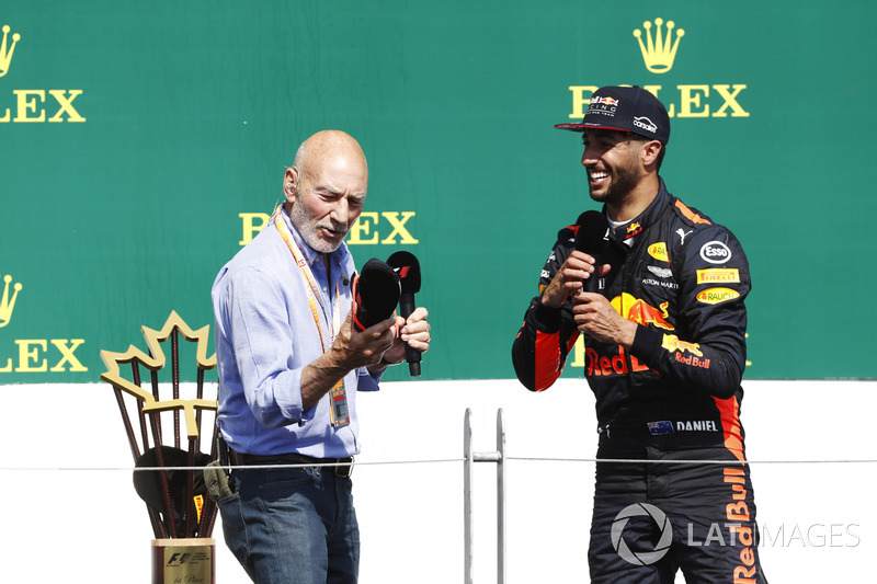 Sir Patrick Stewart bebe champagne de la zapatilla de Daniel Ricciardo, Red Bull Racing, en el podium