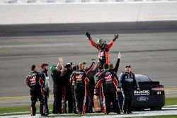 Race winner Kurt Busch, Stewart-Haas Racing Ford celebrate with team