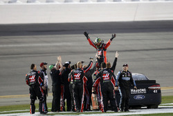 Race winner Kurt Busch, Stewart-Haas Racing Ford celebrate with team
