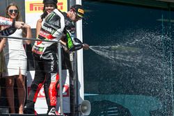 Podium : le troisième, Tom Sykes, Kawasaki fête sur le podium avec du champagne