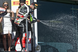 Podium : le troisième, Tom Sykes, Kawasaki fête sur le podium avec du champagne