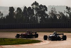 Sebastian Vettel, Ferrari SF70H; Valtteri Bottas, Mercedes AMG F1 W08