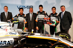 Andrew Green, directeur technique Sahara Force India F1 Team; Sergio Pérez, Sahara Force India F1; Dr. Vijay Mallya, propriétaire du Sahara Force India F1 Team; Esteban Ocon, Sahara Force India F1 Team; Alfonso Celis Jr, pilote de développement Sahara Force India F1; Otmar Szafnauer, COO Sahara Force India F1 Team, avec la Sahara Force India F1 VJM10