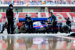 Carlos Sainz Jr., Scuderia Toro Rosso STR12 dans les stands