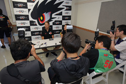Jenson Button, Team Mugen with the media
