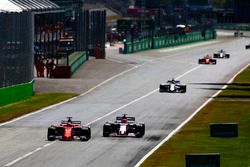Sebastian Vettel, Ferrari SF70H, passe Esteban Ocon, Sahara Force India F1 VJM10