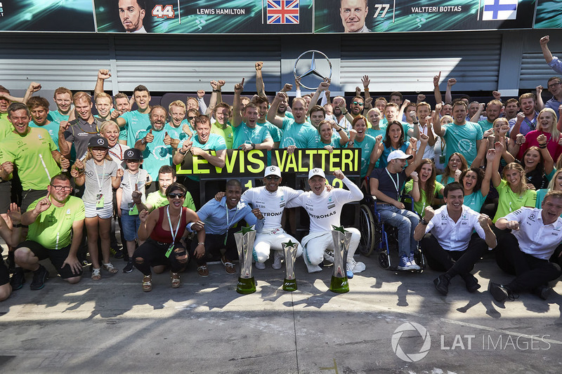 Race winner Lewis Hamilton, Mercedes AMG F1, Second place Valtteri Bottas, Mercedes AMG F1, the Mercedes team celebrate victory