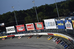 Denny Hamlin, Joe Gibbs Racing Toyota, Kurt Busch, Stewart-Haas Racing Ford