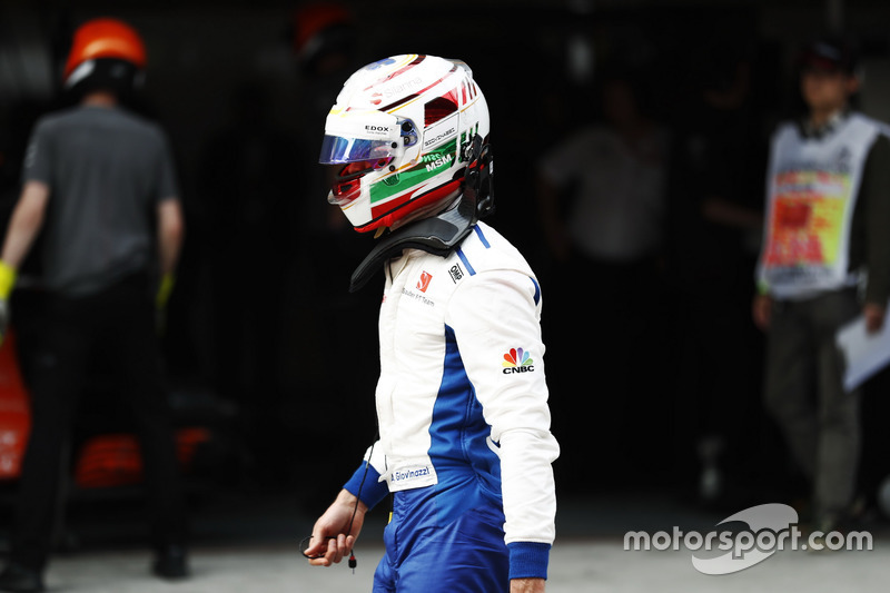 Antonio Giovinazzi, Sauber C36, camina hacia su garaje tras estrellarse