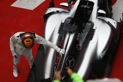Lewis Hamilton, Mercedes AMG, fête sa victoire dans le parc fermé