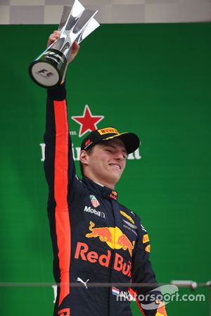 Max Verstappen, Red Bull Racing, fête sa troisième place avec le trophée sur le podium