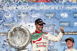 Podio: il vincitore della gara Tiago Monteiro, Honda Racing Team JAS, Honda Civic WTCC