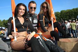 Roman Rusinov , G-Drive Racing met G-Drive Racing meisjes