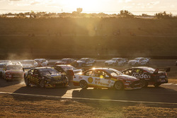 David Reynolds, Erebus Motorsport Holden, Scott McLaughlin, Team Penske Ford, Shane van Gisbergen, Triple Eight Race Engineering Holden crash