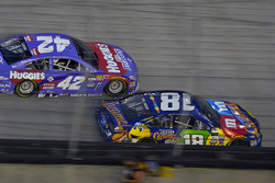 Kyle Busch, Joe Gibbs Racing Toyota, Kyle Larson, Chip Ganassi Racing Chevrolet
