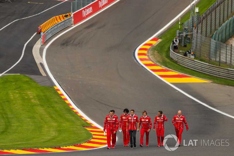 Sebastian Vettel, Ferrari cammina lungo la pista con Riccardo Adami, ingegnere di pista Ferrari, Jock Clear, Chief Engineer Ferrari, il personal trainer Antti Kontsas, e il team