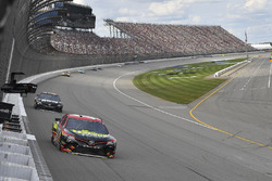 Erik Jones, Furniture Row Racing Toyota, Martin Truex Jr., Furniture Row Racing Toyota