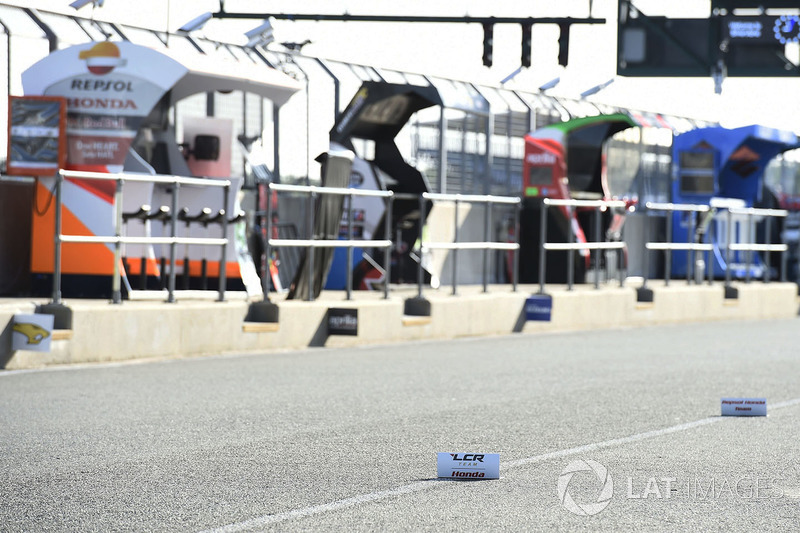 Pit lane markers for bike swapping