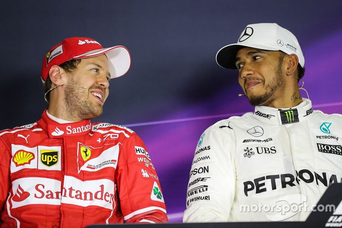 Sebastian Vettel, Ferrari, ganador de la pole de Lewis Hamilton, Mercedes AMG F1 en la Conferencia de prensa