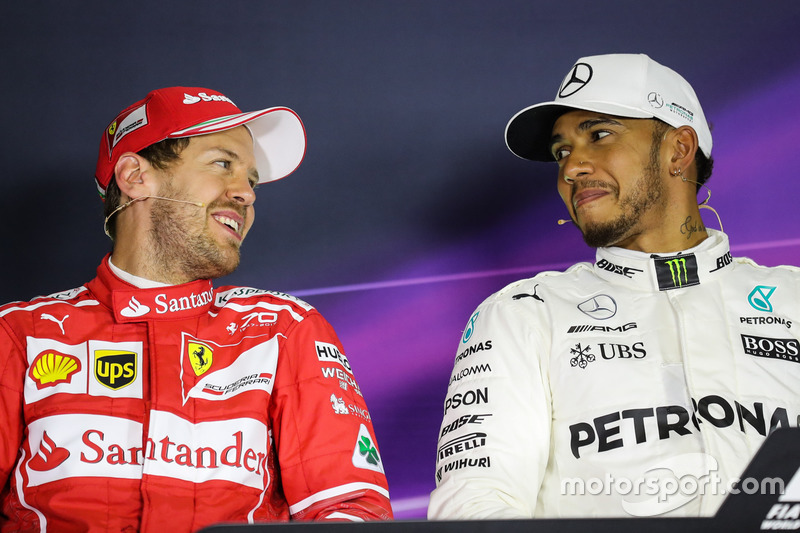 Sebastian Vettel, Ferrari, ganador de la pole de Lewis Hamilton, Mercedes AMG F1 en la Conferencia d