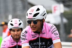 Sergio Pérez, Sahara Force India y Esteban Ocon, Sahara Force India F1 en bicicleta por la pista