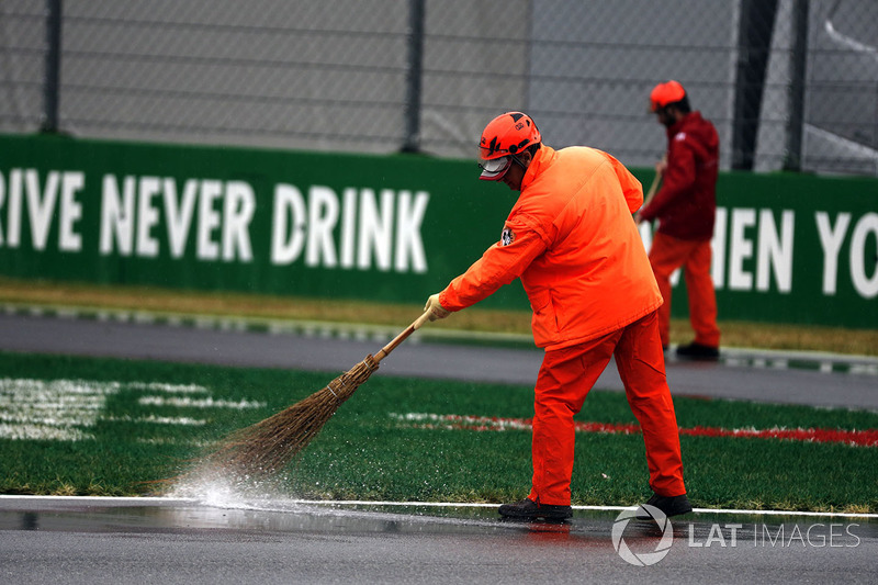 Oficiales sacan agua de la pista