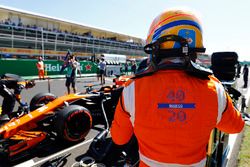 Fernando Alonso, McLaren MCL32 gets ready