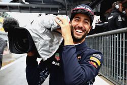 Daniel Ricciardo speelt voor cameraman tijdens de kwalificatie voor de Grand Prix van Italië