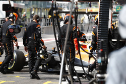 Fernando Alonso, McLaren MCL32, rientra al box per ritirarsi durante la gara