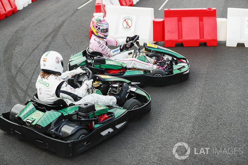 Sergio Perez, Force India, compite contra el futbolista Michel Salgado en kart