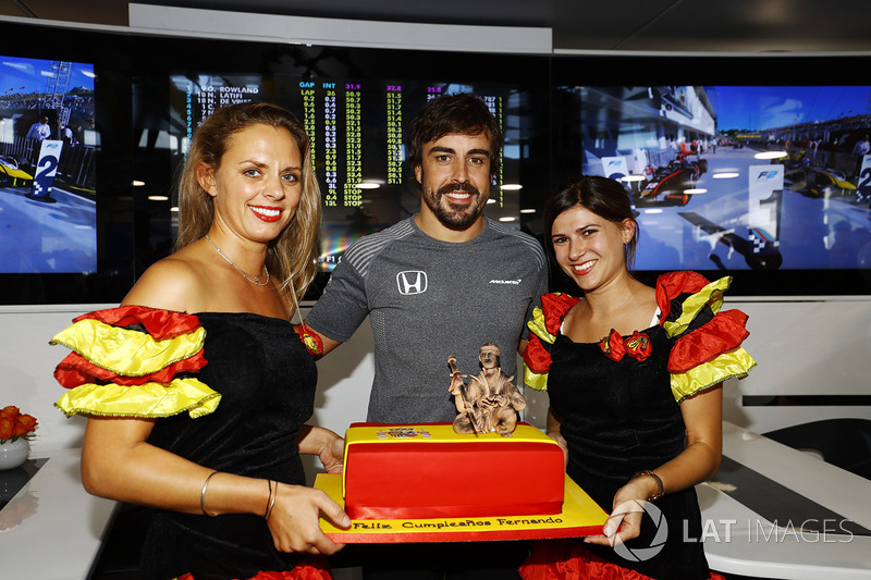 Fernando Alonso, McLaren, celebrates his 36th birthday with a cake
