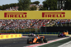 Fernando Alonso, McLaren MCL32, Carlos Sainz Jr., Scuderia Toro Rosso STR12 y Sergio Pérez, Sahara F