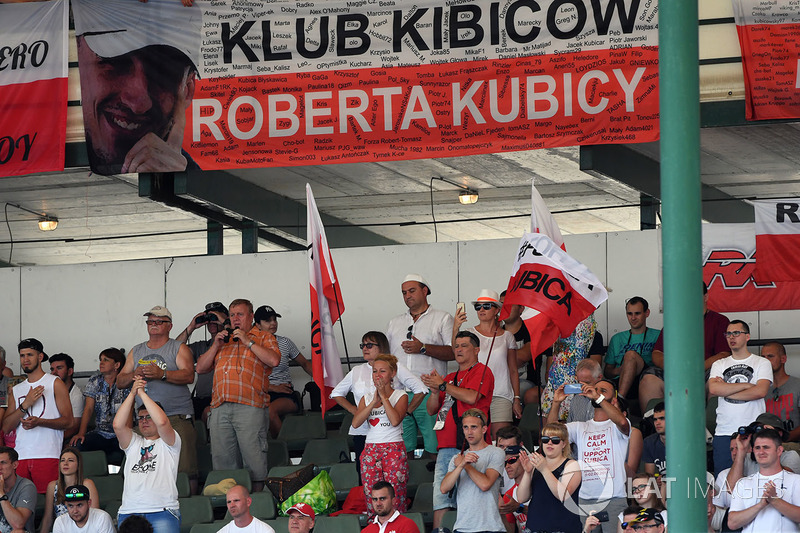 Robert Kubica, Renault Sport F1 Team RS17 fans and banners