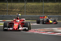 Sebastian Vettel, Ferrari SF70H, Pierre Gasly, Red Bull Racing RB13