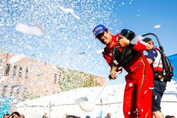 Lucas di Grassi, ABT Schaeffler Audi Sport, celebra en el podio