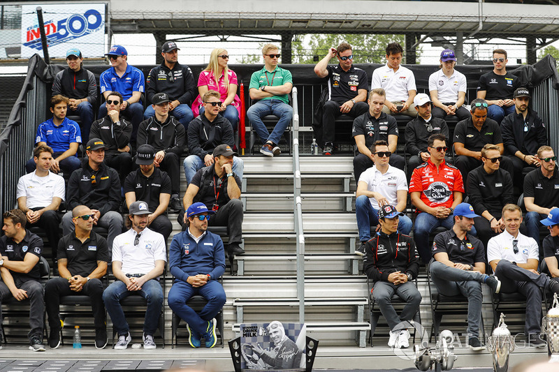 Pilotos durante la presentación del trofeo