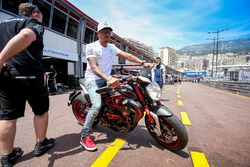 Lewis Hamilton, Mercedes AMG F1, en su moto