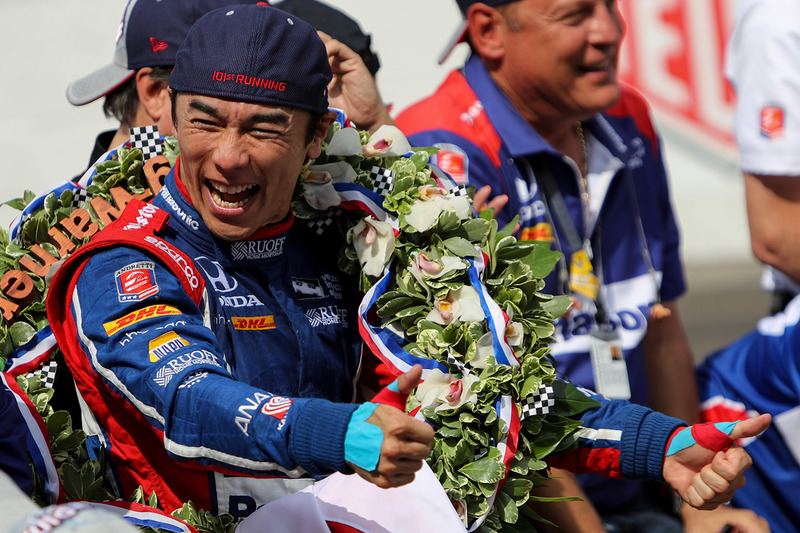 Венок победителя Indy 500 состоит из 33 орхидей цимбидиум и 33 миниаютюрных клетчатых флагов