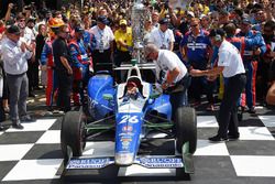 Winner Takuma Sato, Andretti Autosport Honda celebrates