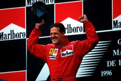 Podium : le vainqueur Michael Schumacher, Ferrari F310