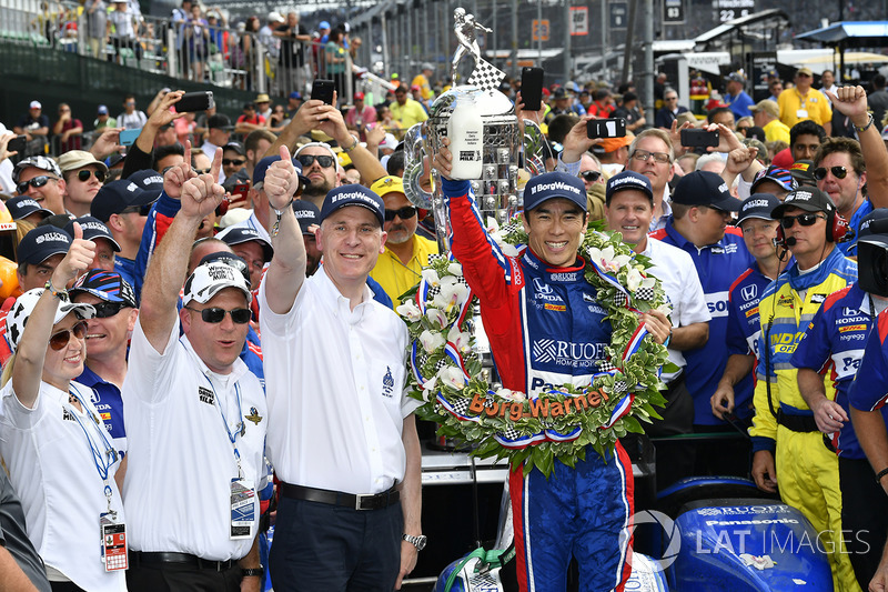 Takuma Sato, Andretti Autosport Honda celebrates the win in Victory Lane with milk