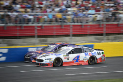 Kevin Harvick, Stewart-Haas Racing Ford, Denny Hamlin, Joe Gibbs Racing Toyota