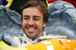 Fernando Alonso bei der Sitzanpassung