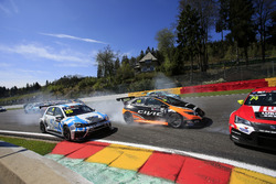 Crash, Edouard Mondron, Delahaye Racing, Volkswagen Golf GTI TCR, Tom Coronel, Boutsen Ginion Racing, Honda Civic Type-R TCR, Pepe Oriola, Lukoil Craft-Bamboo Racing, SEAT León TCR