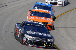 Kasey Kahne, Hendrick Motorsports Chevrolet, Daniel Suárez, Joe Gibbs Racing Toyota