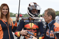 Pol Espargaro porte une réplique du casque d'Angel Nieto