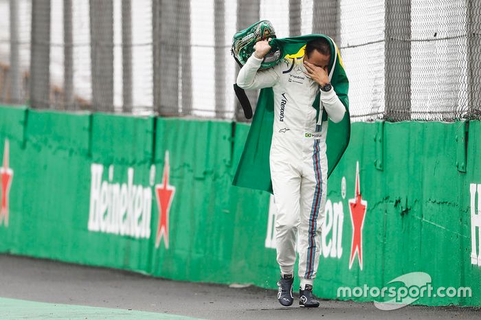 Felipe Massa, Williams, camina con la bandera brasileña