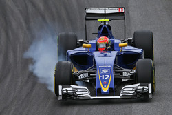 Felipe Nasr, Sauber C35 locks up under braking