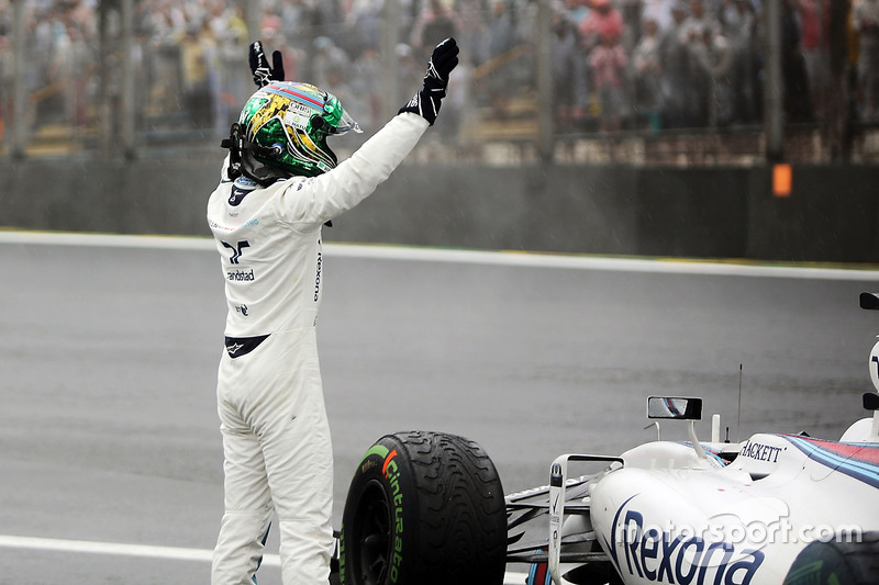 Felipe Massa, Williams FW38 waves to the crowd after he crashed out of the race